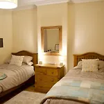 Newly Refurbed Home With Free Parking