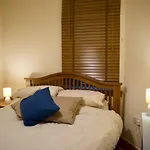 Newly Refurbed Home With Free Parking